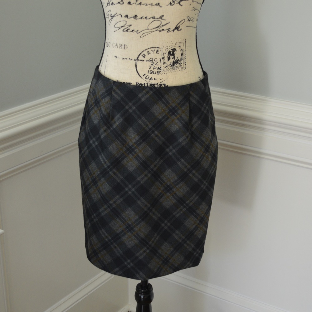 CAbi Step out skirt size 6 NWOT gray plaid